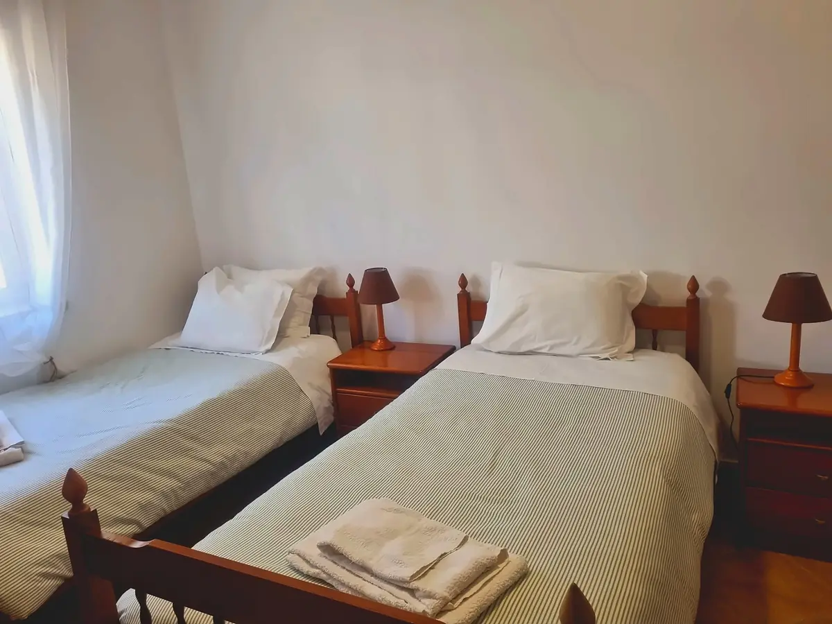 Quarto twin com duas camas individuais · Monte Loureiro