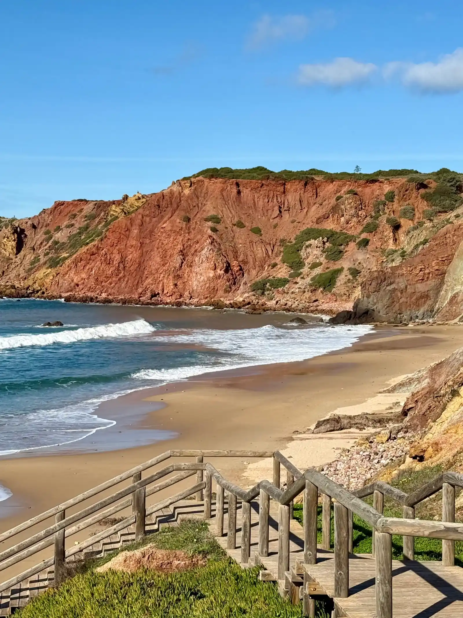 Praia e passadiço em Bordeira, Portugal.